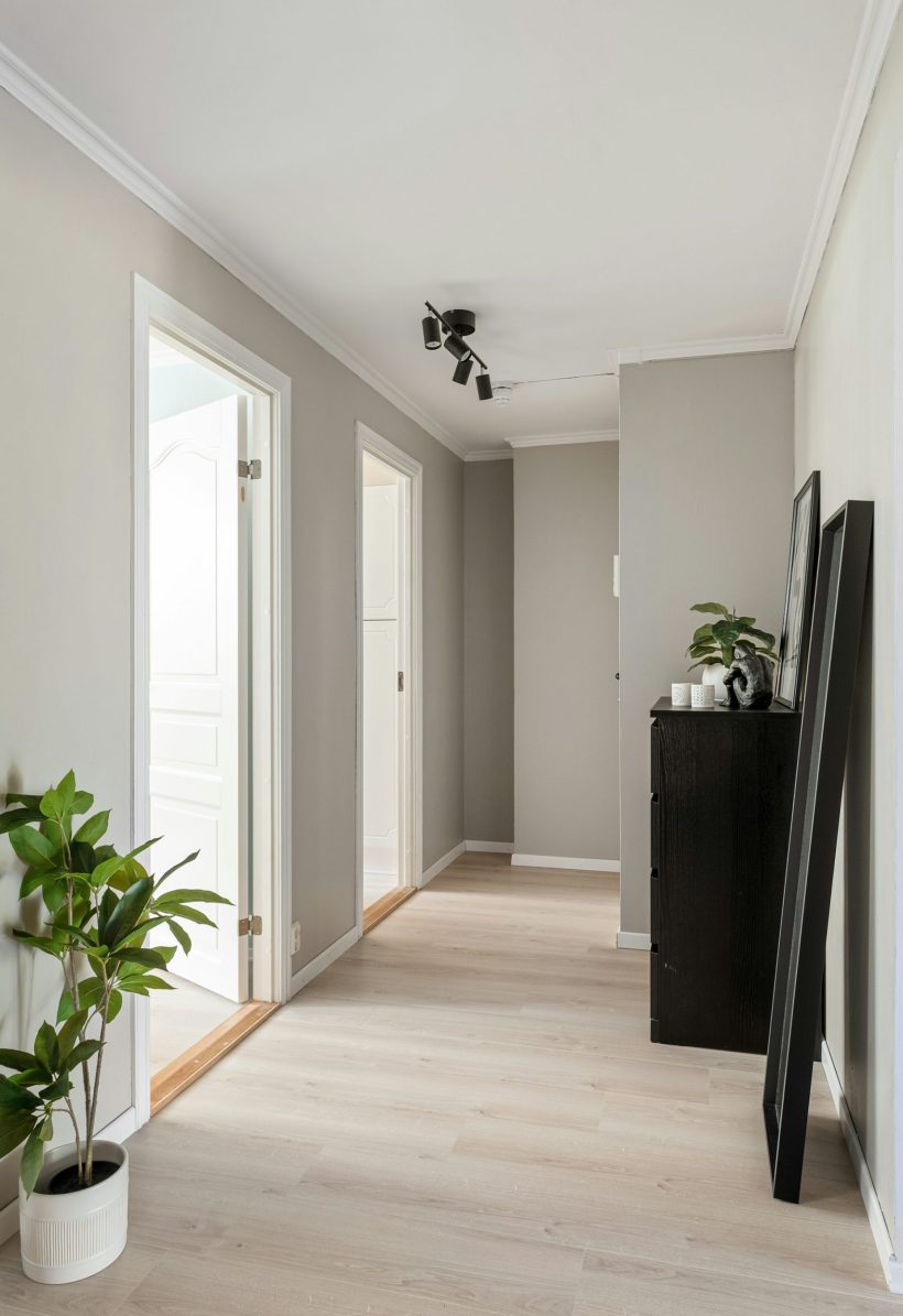 revetement-sol-et-mur-couloir-moderne
